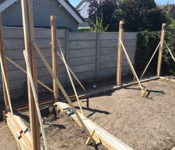 Staanders stellen tuinhuis