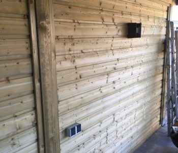 Wandlamp en gira stopcontacten tuinhuis