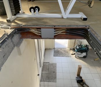 Leidingwerk in trappengat