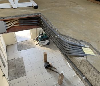 Leidingwerk in trappengat