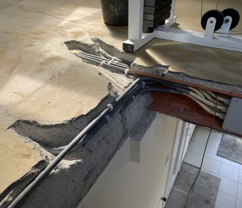 Leidingwerk in trappengat